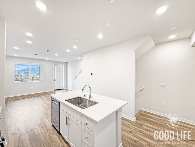 Building Photo - Beautiful New 3B/3BA Gated Community Townhome in Riverside for Lease!