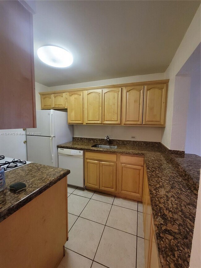 Foto del edificio - 6900 N Kendall Dr