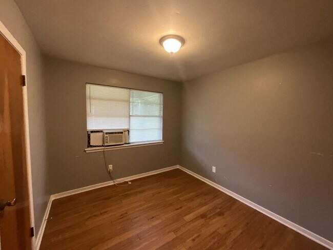 Foto del edificio - 9418 Randall Ave