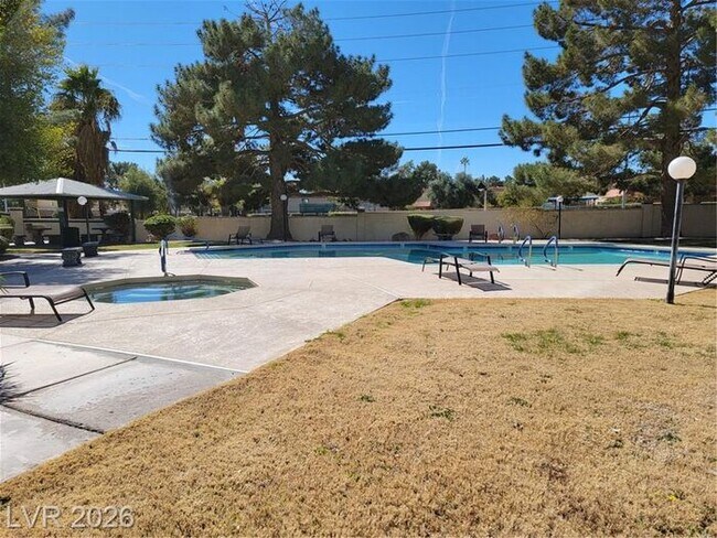 Foto del edificio - Green Valley Condo w/Community Pool!!