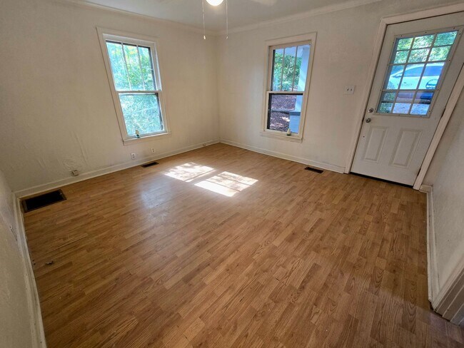 Foto del edificio - Cozy Lenoir 2/1 Bungalow with Fenced Yard ...