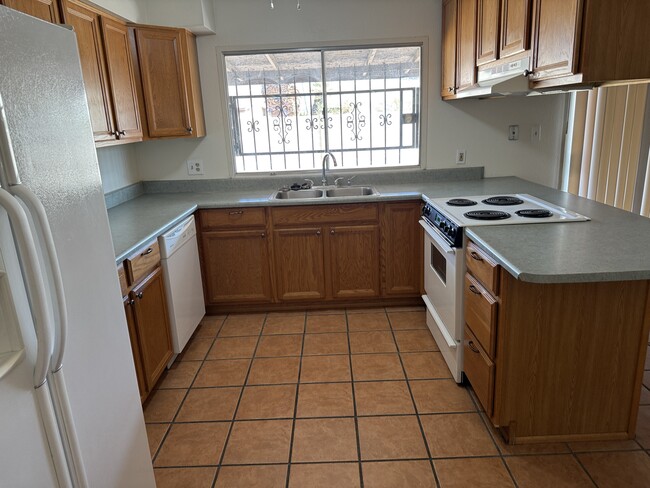 Building Photo - 2105 E Colgate Dr