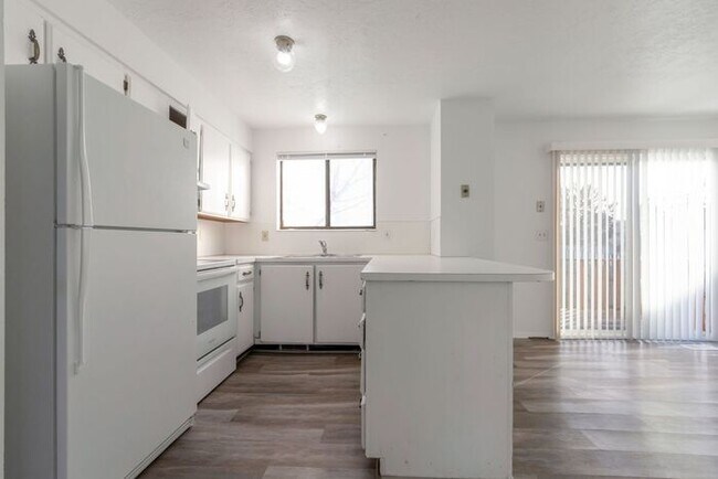 Building Photo - Spacious West Valley Duplex