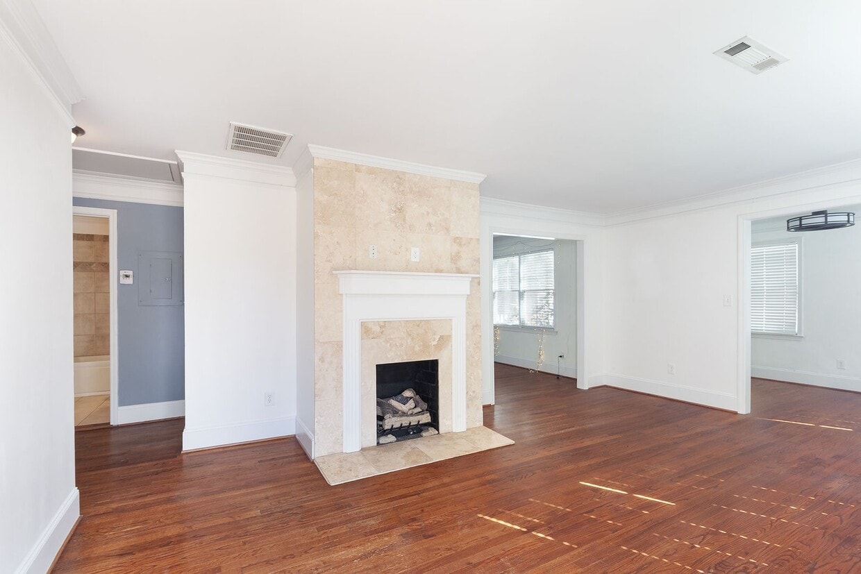 Updated 3/2 Bungalow w/ Large Backyard & M... - Updated 3/2 Bungalow w/ Large Backyard & M...