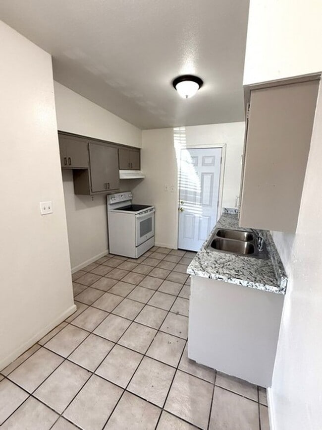 Building Photo - Spacious Guadalupe Studio