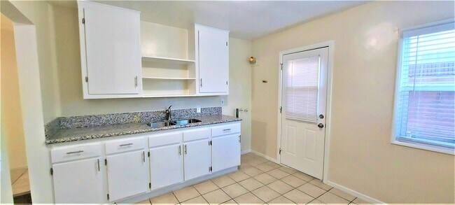 Building Photo - 15625 Mansel Ave