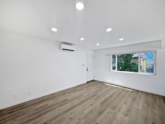 Building Photo - Bright & Modern 2B/1BA Upstairs Unit in th...