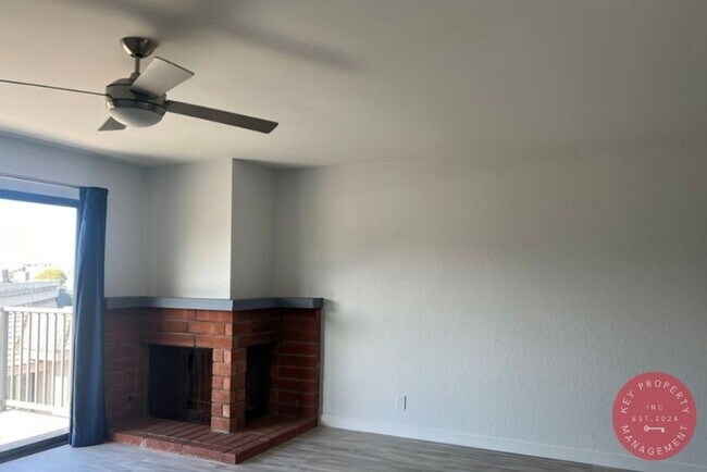 Foto del edificio - luxurious 3-story condo with stunning view...