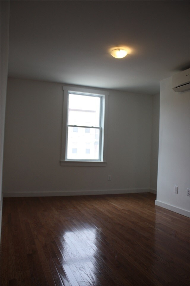 Building Photo - 324 4th St