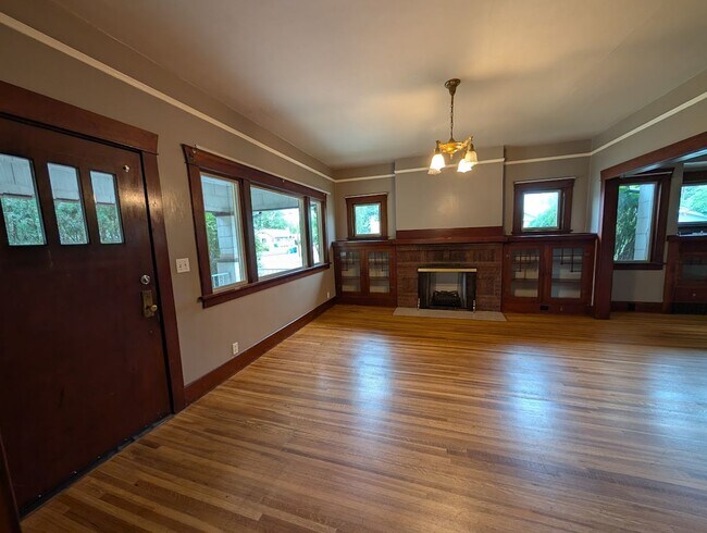 Foto del edificio - 4 Bedroom 2 Bath Pet-Friendly Normal Hill House