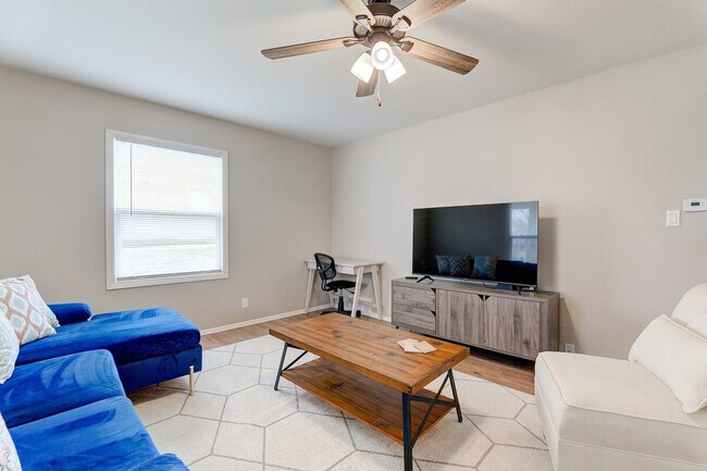 Foto del edificio - 2421 Saratoga Rd