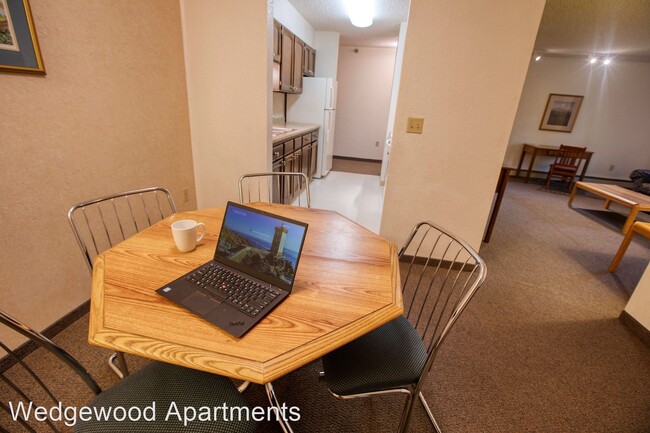 Building Photo - 405 Wedgewood Dr