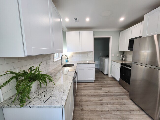 Building Photo - 1133 North Shadow Dr