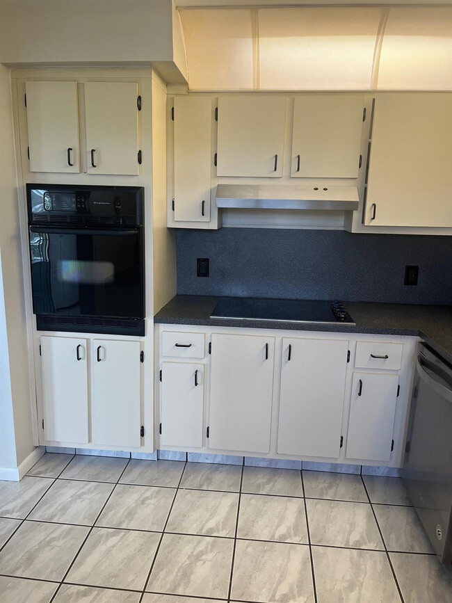 Foto del edificio - 16441 Blatt Blvd