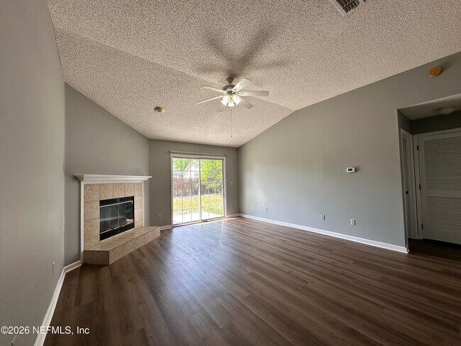 Foto del edificio - 13012 Staffordshire Dr S