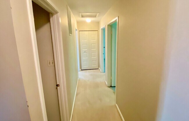 Foto del edificio - 8113 Inverness Ridge Rd