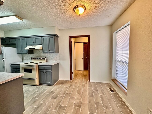 Foto del edificio - Beautiful 2 bedroom duplex with attached garage