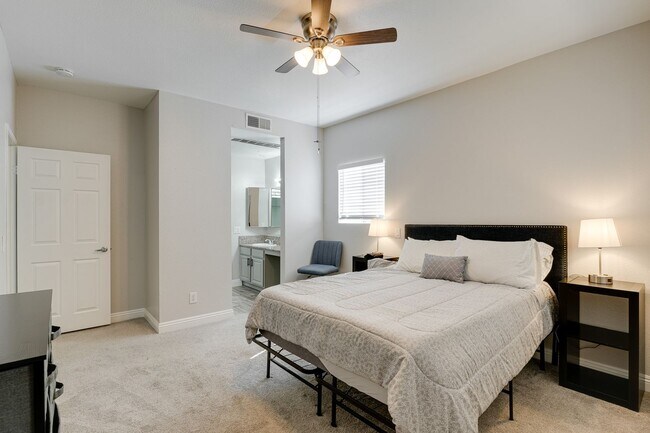 Foto del edificio - FURNISHED 2 BED 2 BATH NEAR LAS VEGAS STRI...