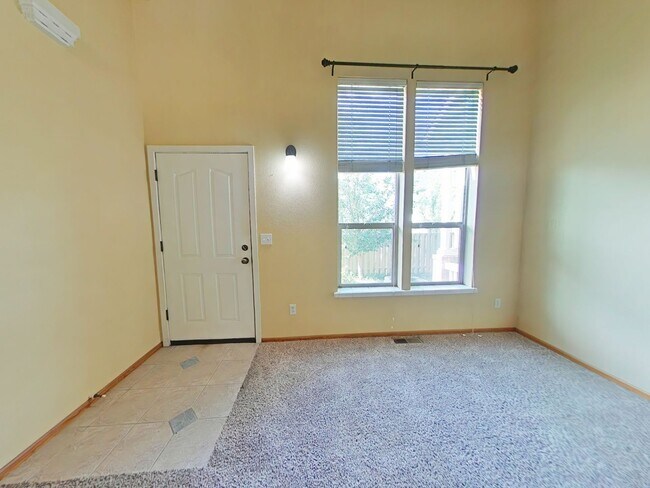 Building Photo - 3 Bedroom House ~ Close to Campus
