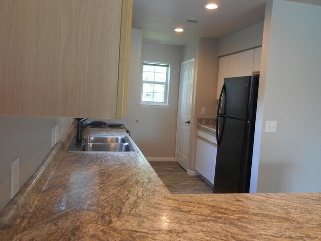 Building Photo - 2 bedroom 2 bath Walk In Apartment Branson...