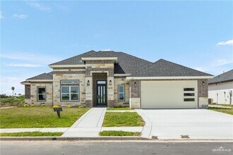 Building Photo - 13 Fairway Dr