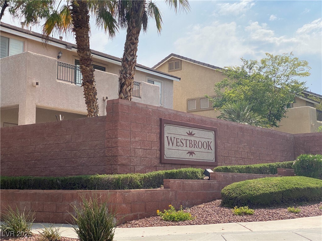 Foto principal - 1317 Woodmore Dr