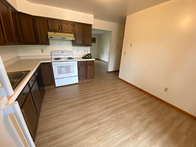 Kitchen- dishwasher, stove , refrigerator & garbage disposal - 521 Kerry Dr