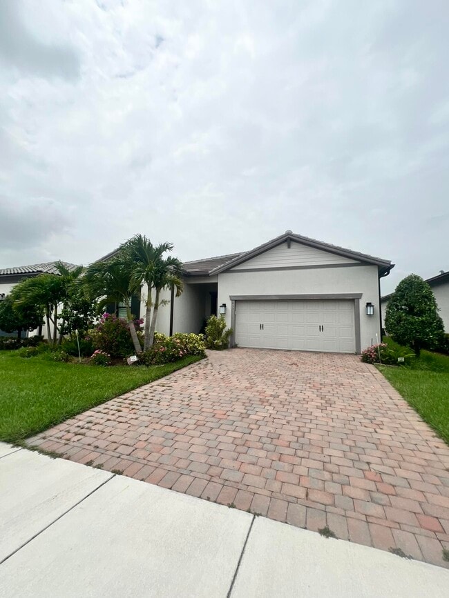 Building Photo - 655 S E Boboli Way