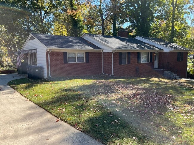 Building Photo - Charming 3-bedroom 1.5-bathroom brick home