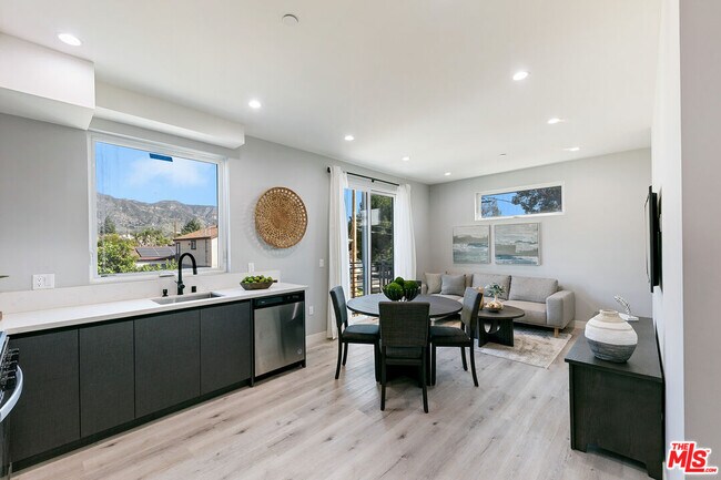 Foto del edificio - 15106 Roxford St