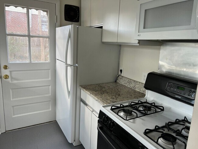 Foto del edificio - Lovely Split Level Close to Walter Reed, N...