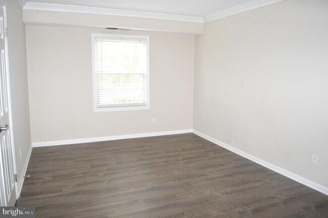 Building Photo - 3991 Lyndhurst Dr