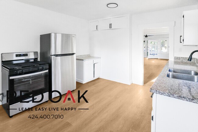 Foto del edificio - Gorgeous, bright, remodeled Three bedroom ...