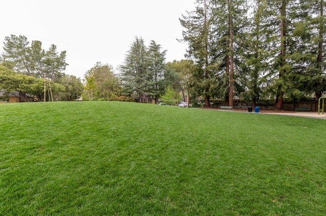 Building Photo - 278 Monroe Dr