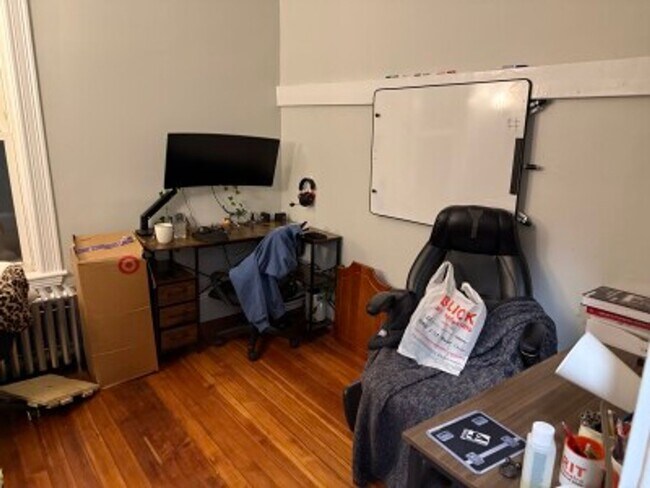 Building Photo - Allston 4.5 Bed  2 Bath - 9/1