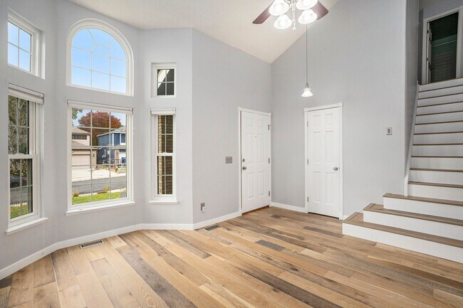 Foto del edificio - Spacious 4-Bedroom Home in District 20 wit...