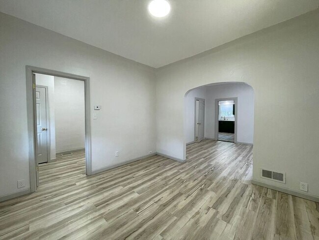 Foto del edificio - 2137 Woodford St