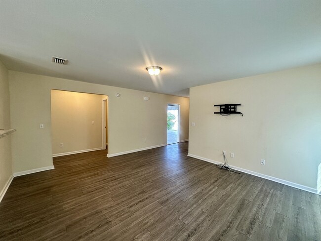 Foto del edificio - 1060 Lacey Ln