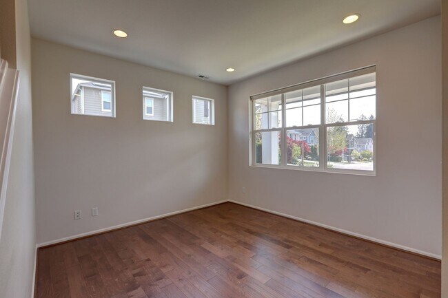 Foto del edificio - 4 Bedroom Home with Open Den, Living & Family Rooms – Space for Everyone