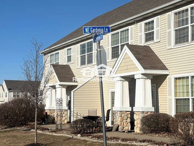 Building Photo - 3911 NE Gardenia Ln