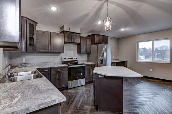 Building Photo - Private Entry! 2 Bed, 2 Bath $500 Deposit!