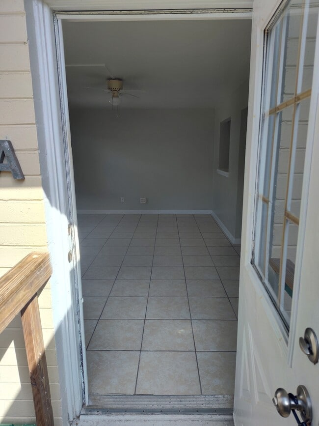 Building Photo - 318 N Oleander Ave
