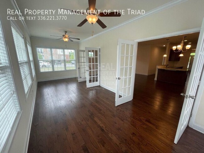 Foto del edificio - **MOVE IN SPECIAL!** Extraordinary End Uni...