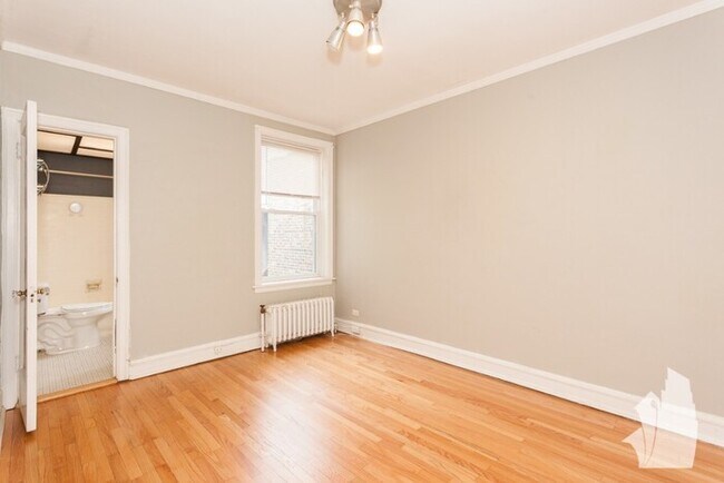 Building Photo - 1406 W Thorndale Ave