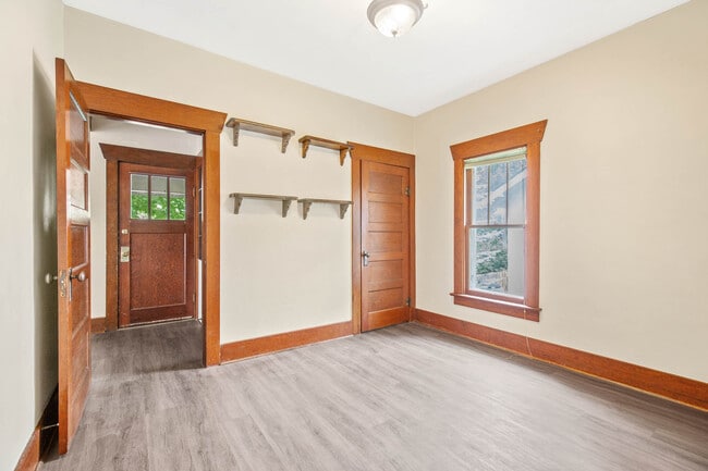 Dormitorio 1 - 306 S 8th Ave