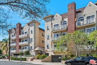 Building Photo - 5135 Zelzah Ave