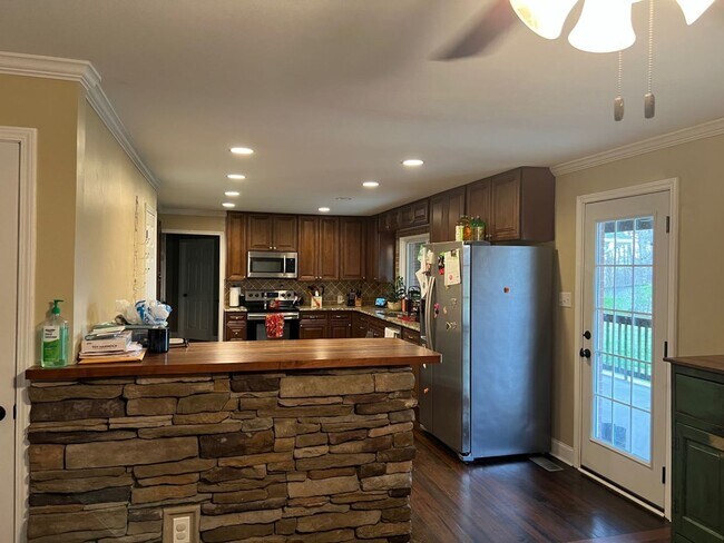 Building Photo - Spacious All Brick 3 Bed/2 Bath Ranch Home - Large Lot (approx. 1.75 acres) - Fenced Backyard - 3...