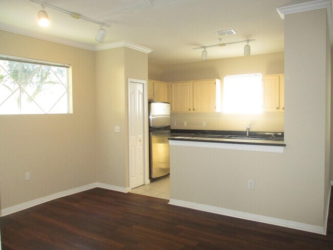 Building Photo - Beautifully Upgraded 4BR/2BA Visconti Townhouse!