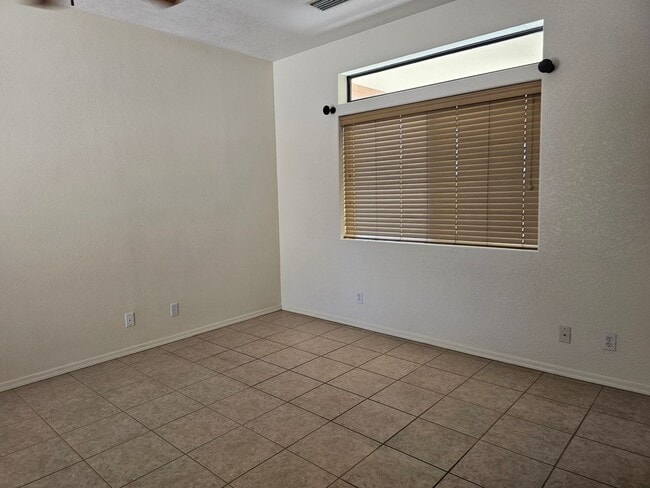 Building Photo - Unfurnished Long Term