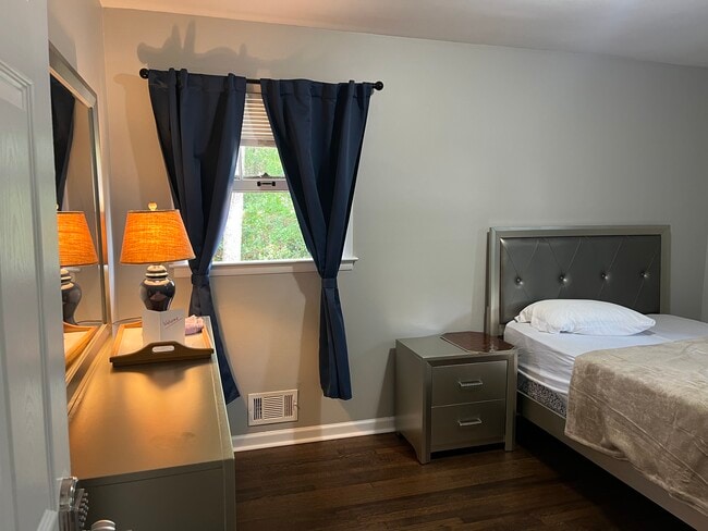 Private room. Comfortable mattress - 6140 Hillandale Dr
